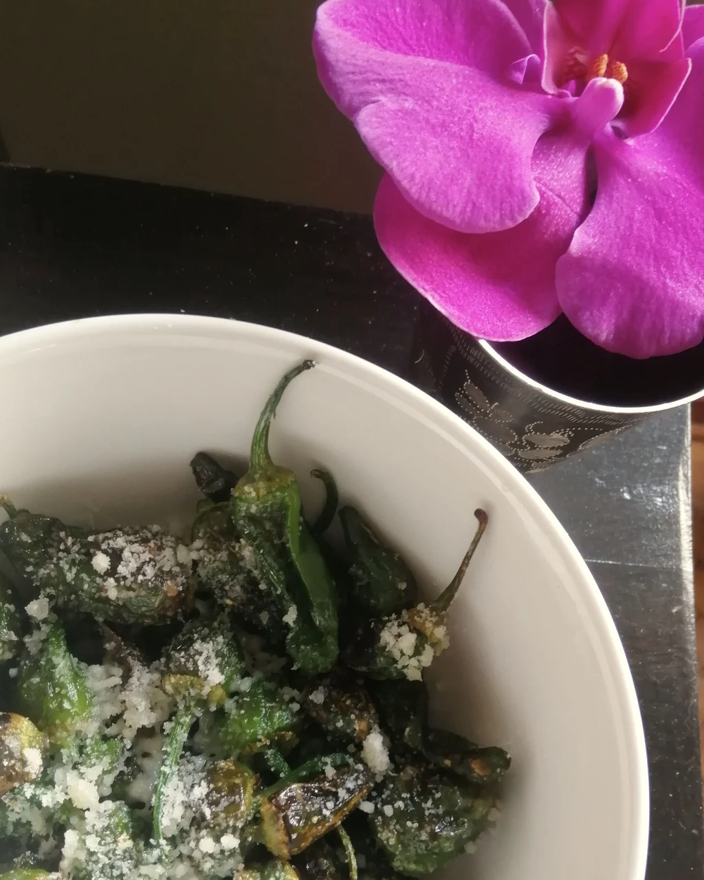 Padrón biberi ve parmesan